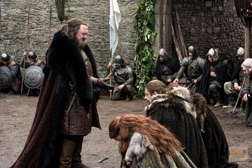 Llegada de Robert Baratheon a Invernalia en 'Juego de tronos'
