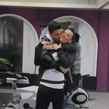 Marcelo abraza a Laura en 'Gran Hermano 12'