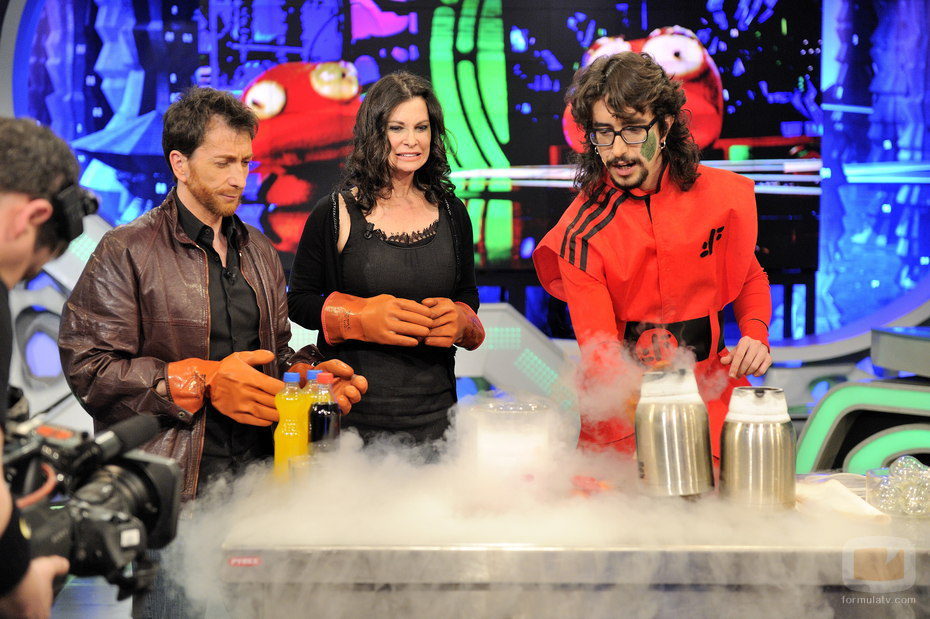Jane Badler es testigo de uno de los experimentos de 'El hormiguero'