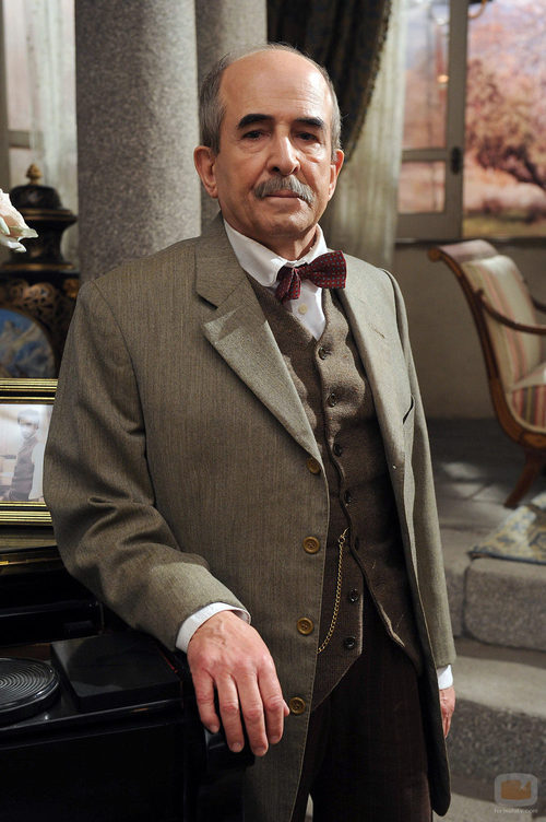 Francisco Vidal es médico en 'El secreto de Puente Viejo'