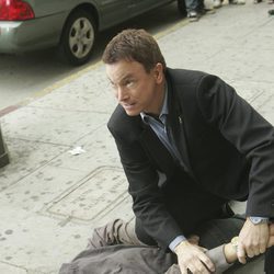 Mac Taylor sostiene a un sospechoso en 'CSI: Nueva York'