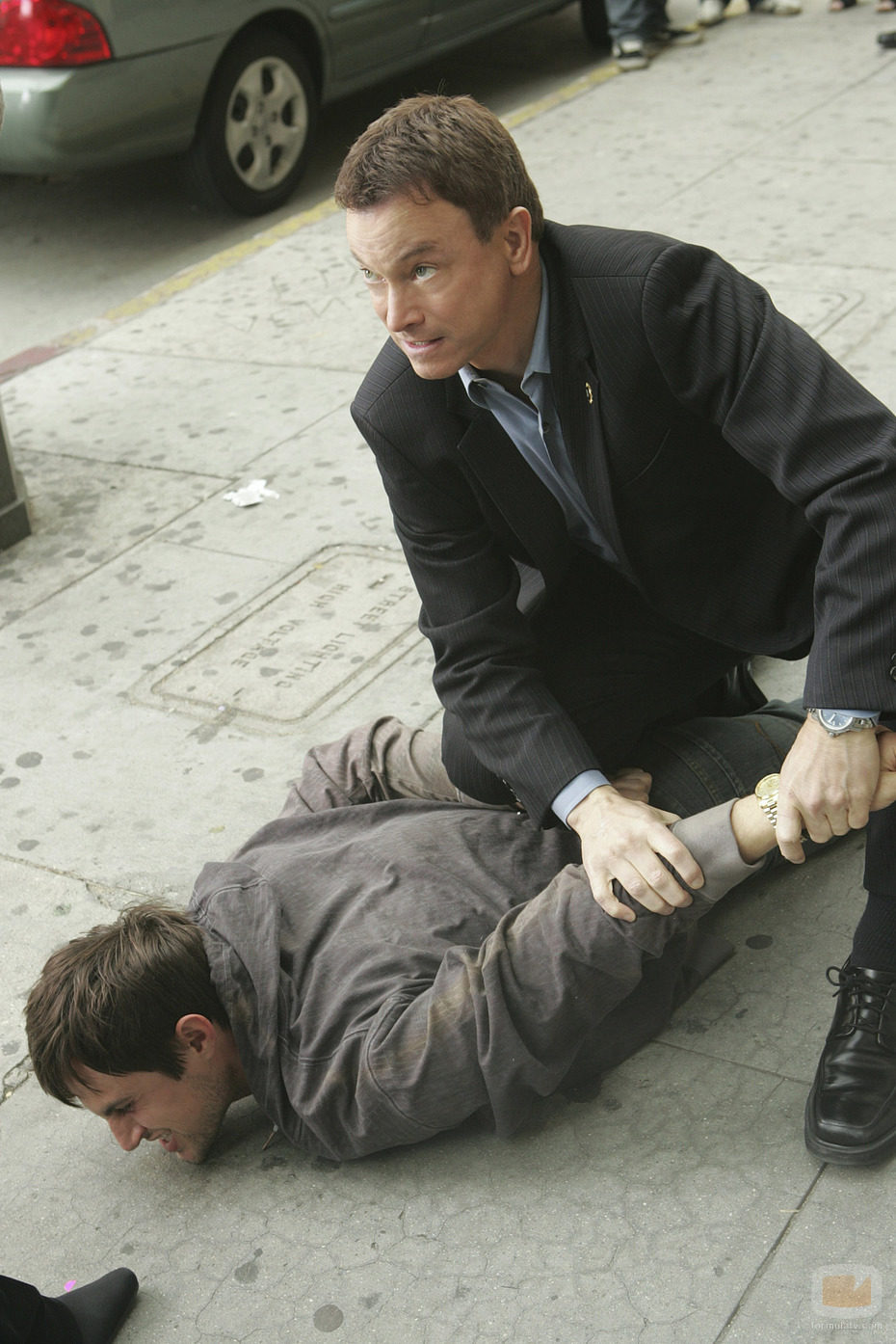 Mac Taylor sostiene a un sospechoso en 'CSI: Nueva York'