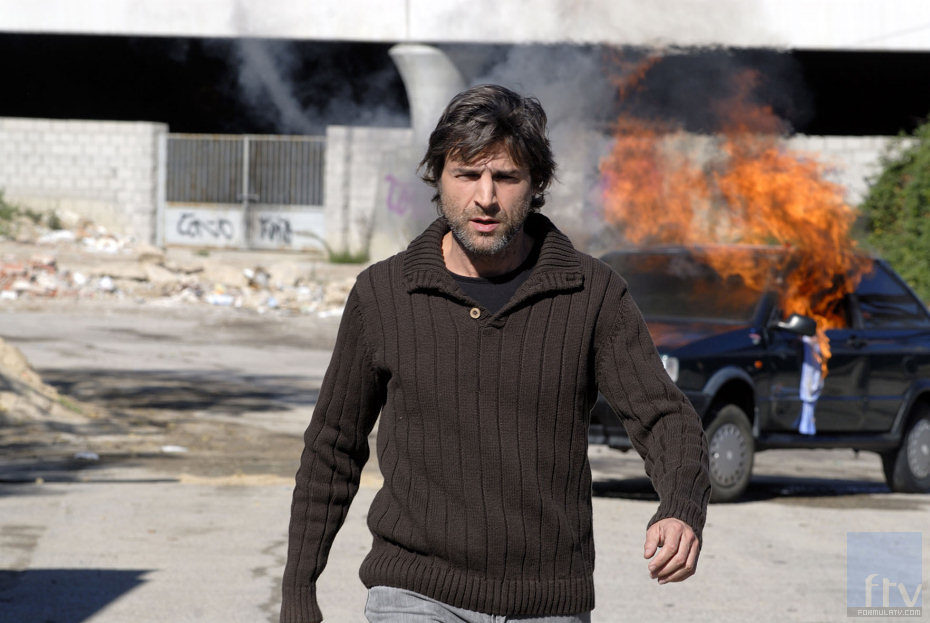 Un coche explota junto a Alberto San Juan en 'Hermanos y detectives'