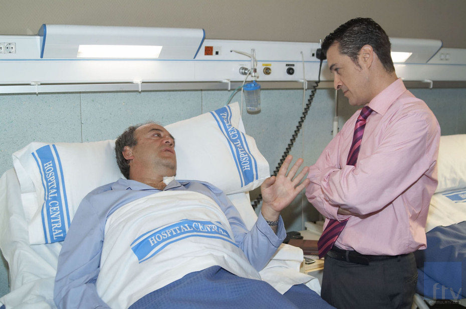 Andrés Casqueiro visita a 'El comisario' Gerardo Castilla en el hospital