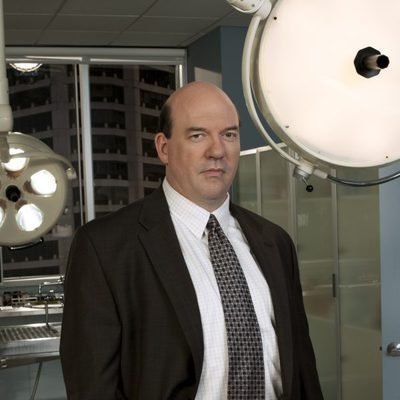 John Carroll Lynch es el detective Bud Morris en 'El cuerpo del delito'