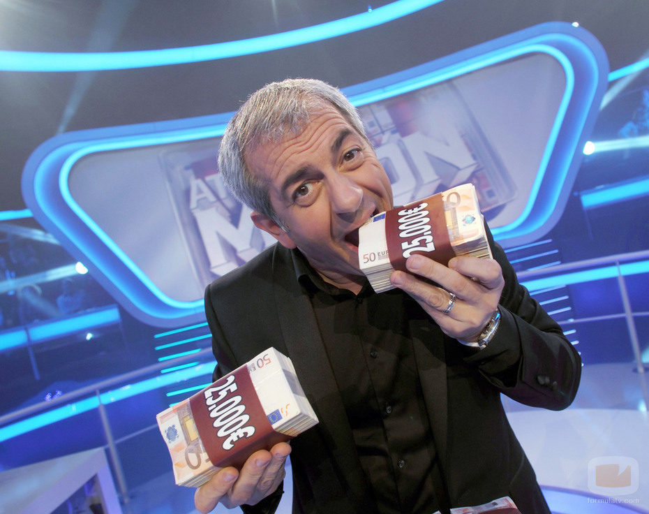 Carlos Sobera muerde el premio de 'Atrapa un millón'