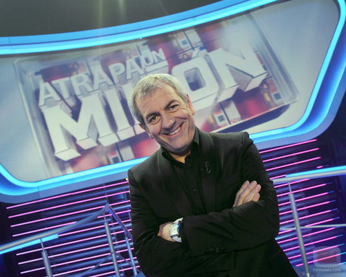 Carlos Sobera sonríe