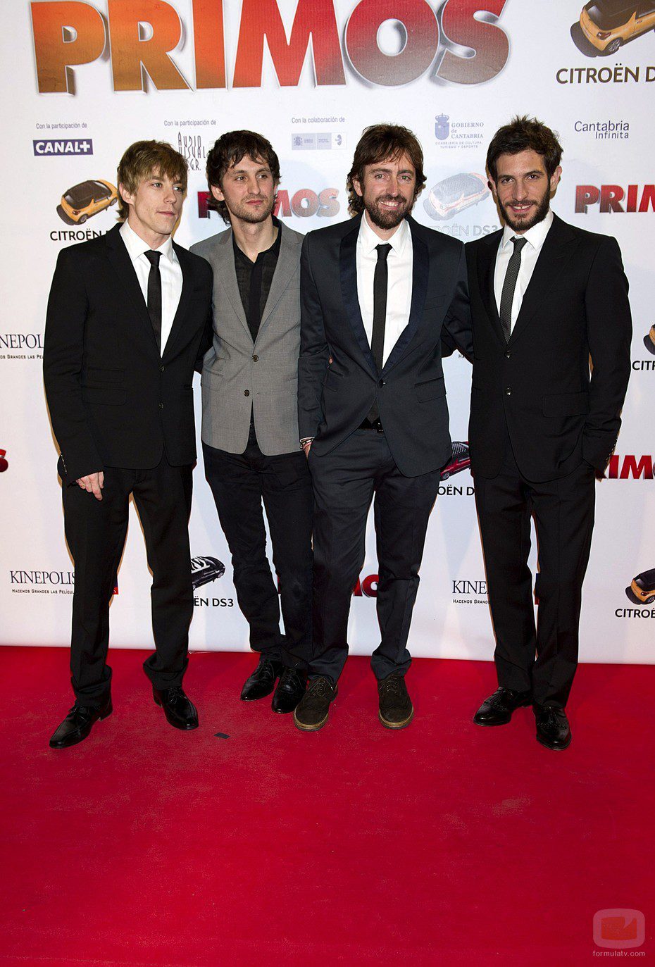 Daniel Sánchez Arevalo con los protagonistas de "Primos"