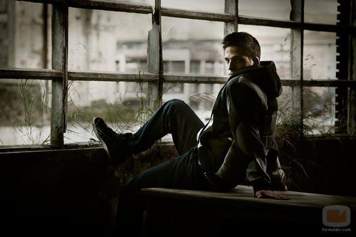 Gotzon Mantuliz al lado de un ventanal