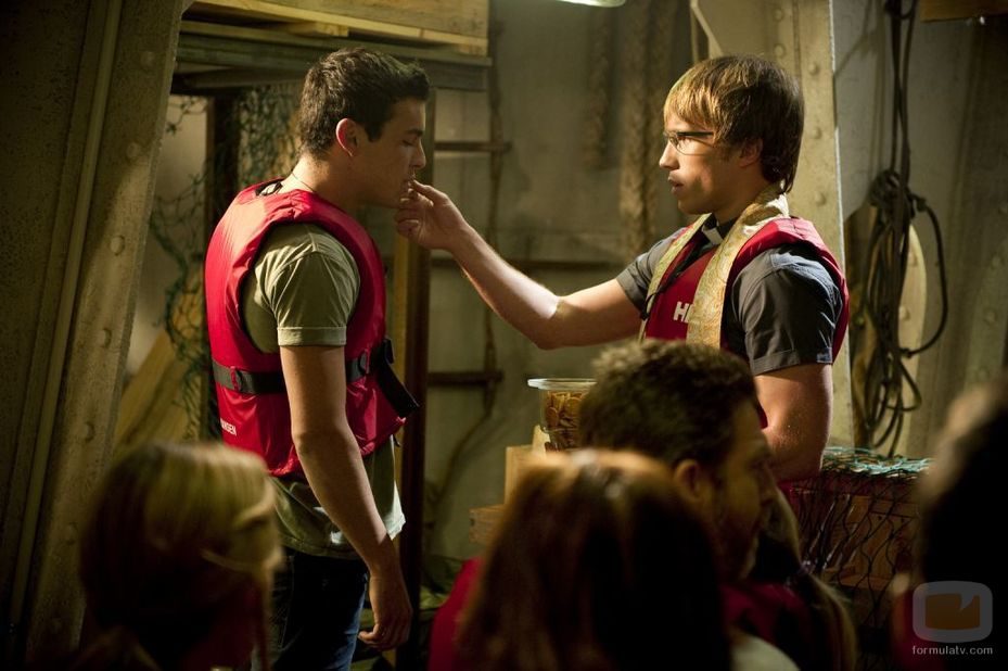 Mario Casas chupa el dedo de Bernabé Fernández