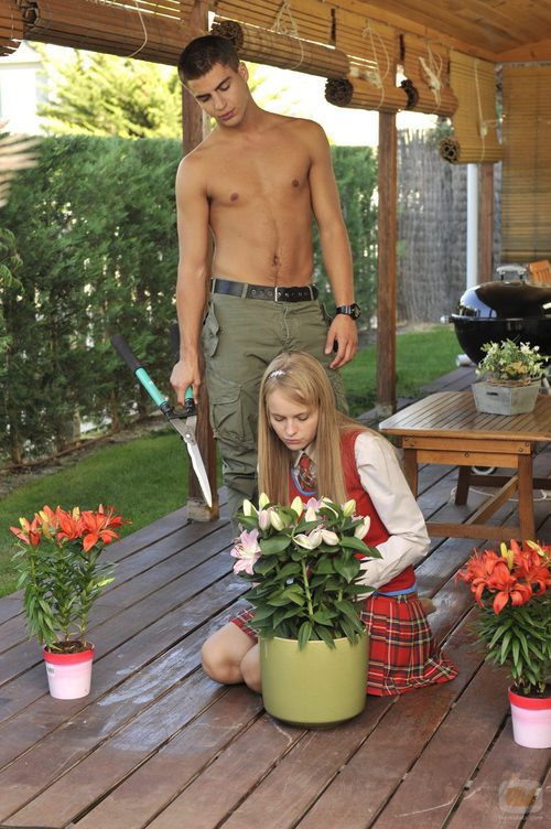 Maxi Iglesias sin camiseta con unas tijeras para podar