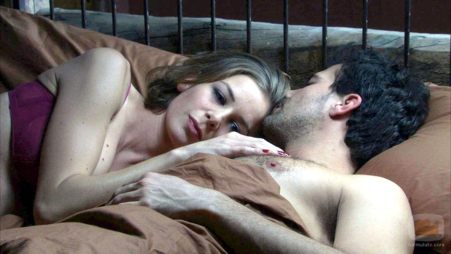 Olivia y Juan, en la cama en 'Gavilanes'