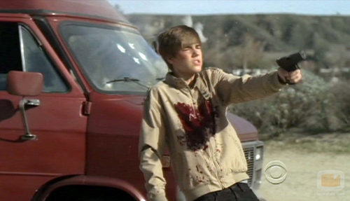 Justin Bieber con una pistola