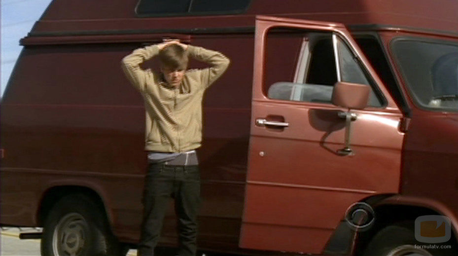 Justin Bieber con las manos sobre la cabeza