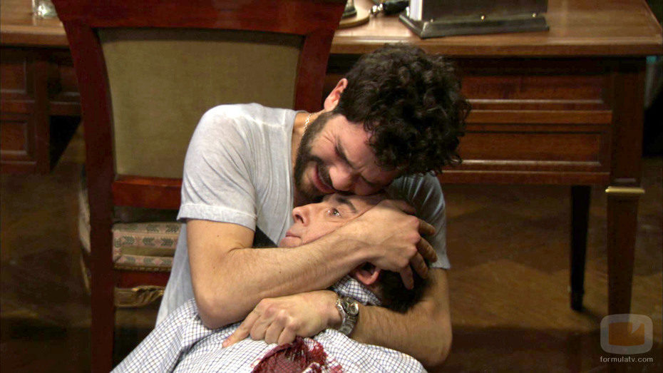 Adrián Cortés (Manel Barceló) malherido en brazos de Ray