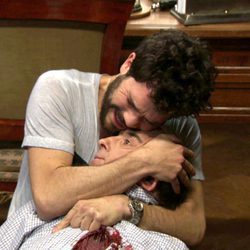 Adrián Cortés (Manel Barceló) malherido en brazos de Ray
