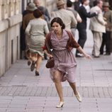 Verónica Sánchez corre en una escena de '14 de abril. La República'