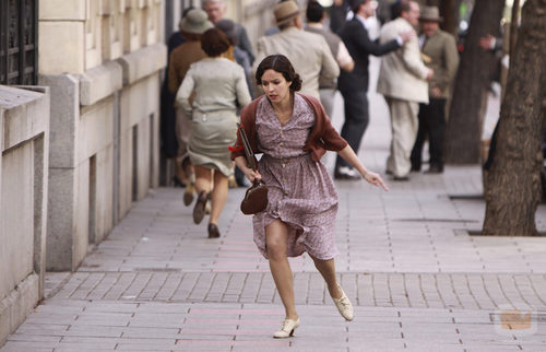 Verónica Sánchez corre en una escena de '14 de abril. La República'