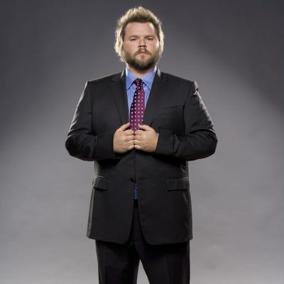 Tyler Labine es Larry en 'Mad Love'