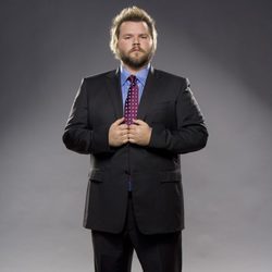 Tyler Labine es Larry en 'Mad Love'