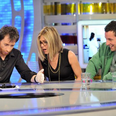 Pablo Motos experimenta con Jennifer Aniston y Adam Sandler