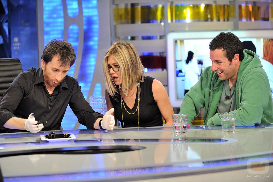 Pablo Motos experimenta con Jennifer Aniston y Adam Sandler