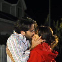 Mario y Jimena besándose en 'Los protegidos'