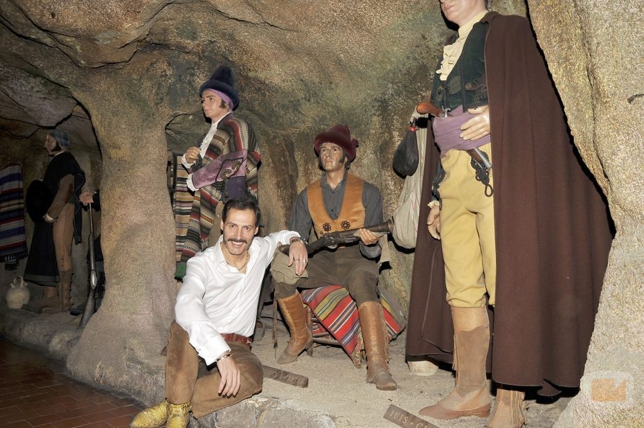 Manuel Bandera en una cueva con otros bandoleros