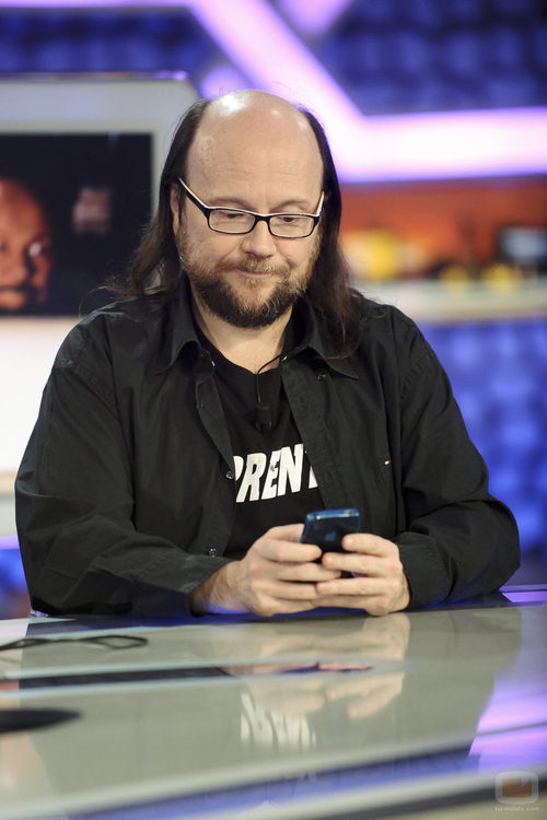 Santiago Segura mira su  móvil