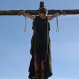 Héctor (Pablo Derqui) crucificado