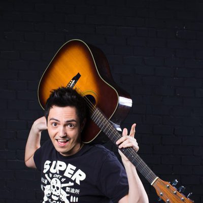 David Guapo juega con su guitarra