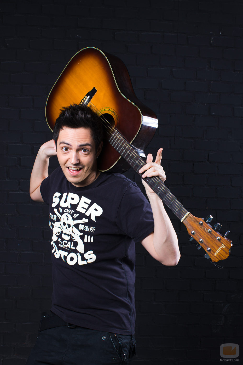 David Guapo juega con su guitarra