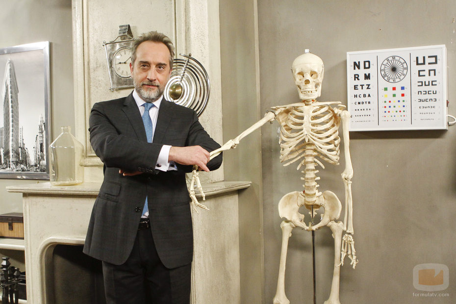El doctor Mateo en su consulta