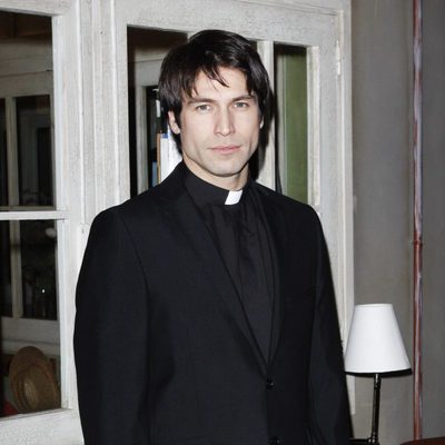 Rafael Amaya es el nuevo cura del pueblo