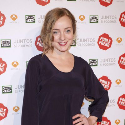La actriz Ángela Cremonte posa sonriente en el tercer aniversario de "Ponle freno"