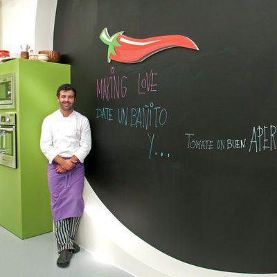 Bruno Oteiza con la pizarra del programa