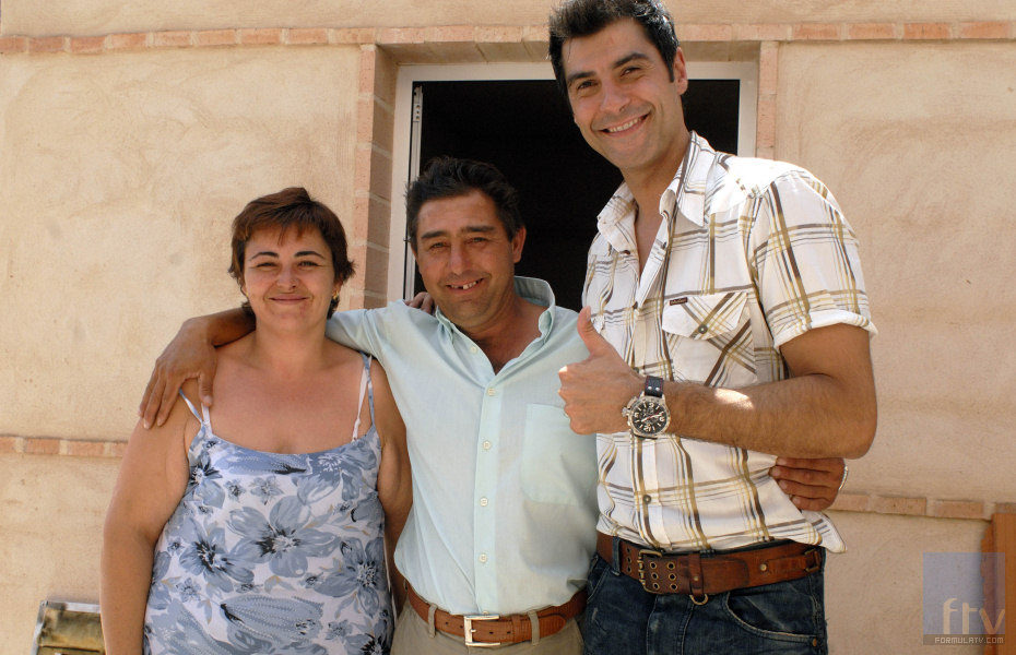 Jorge Fernández con una familia en 'Esta casa era una ruina'