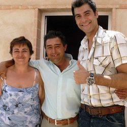 Jorge Fernández con una familia en 'Esta casa era una ruina'