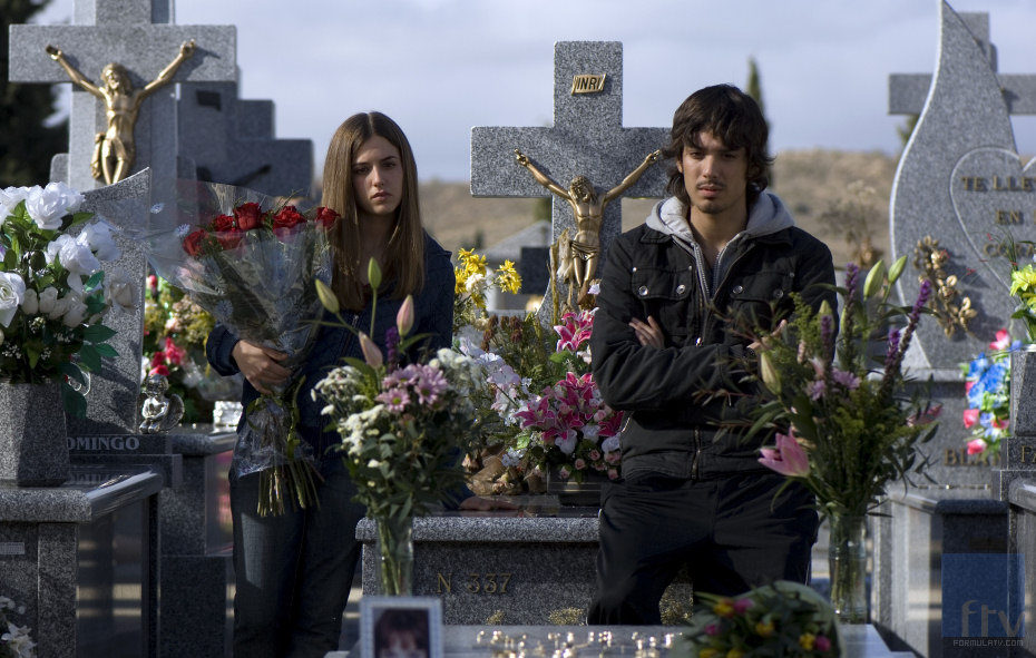 Rubén y Cristina Marcos frente a la tumba de Patricia Marcos en 'Desaparecida'