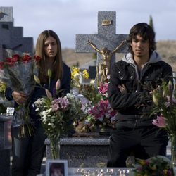 Rubén y Cristina Marcos frente a la tumba de Patricia Marcos en 'Desaparecida'