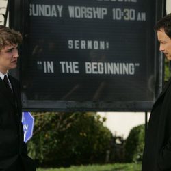 Gary Sinise en la puerta de una iglesia