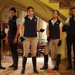 Los protagonistas de 'El internado' preparados para cabalgar