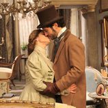 Angustias y Tristán se besan en 'El secreto de Puente Viejo'