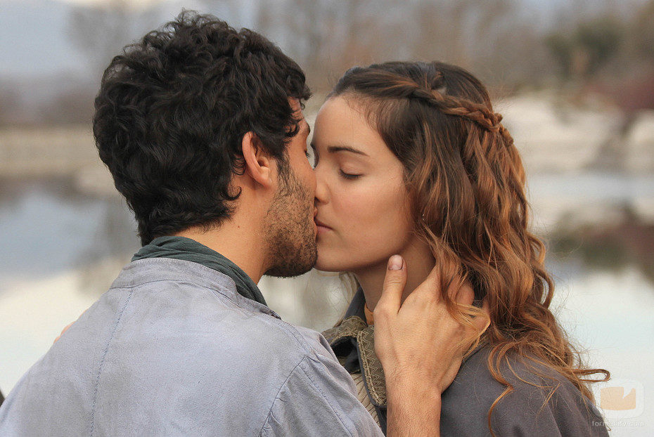 Juan y Soledad se besan en 'El secreto de Puente Viejo'
