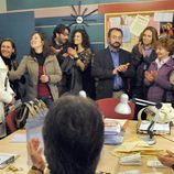 Jimena y Mario en una reunión de padres de 'Los protegidos'