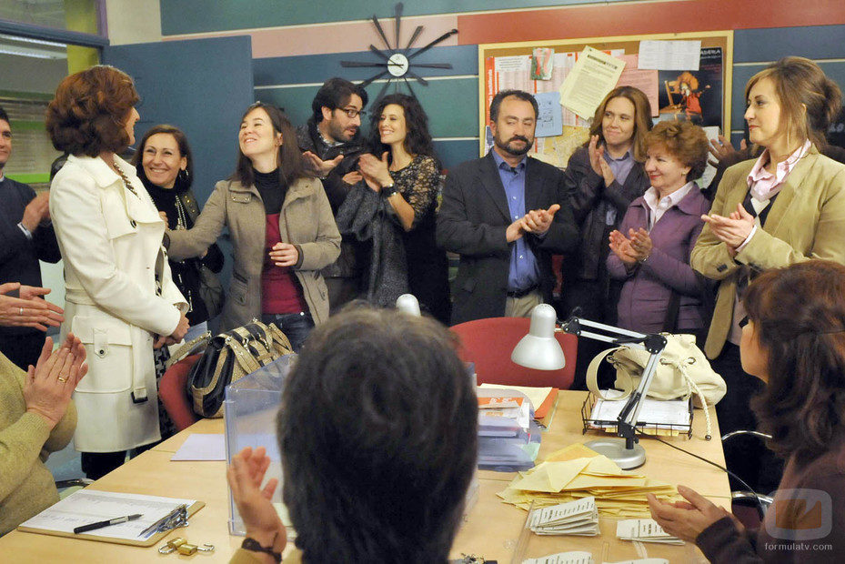 Jimena y Mario en una reunión de padres de 'Los protegidos'