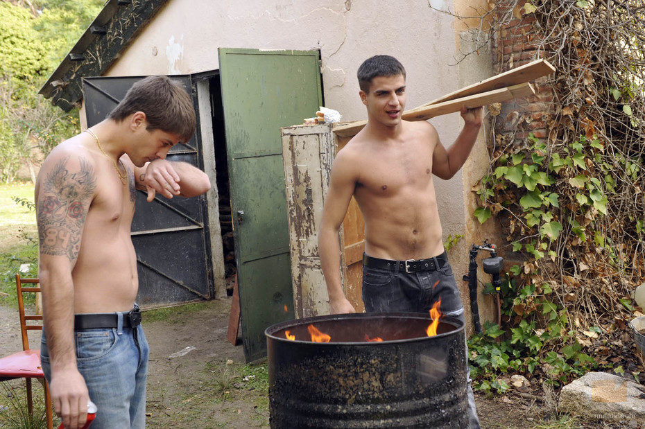 Culebra y Ángel sin camiseta en 'Los protegidos'