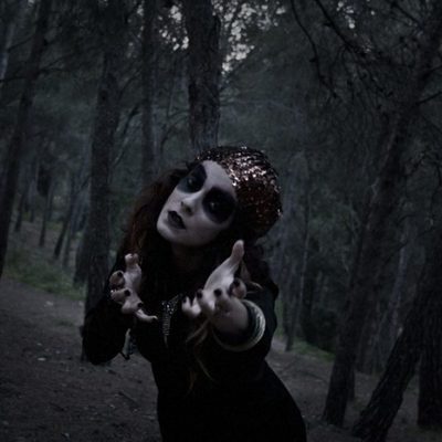 Geno, vestida de pitonisa