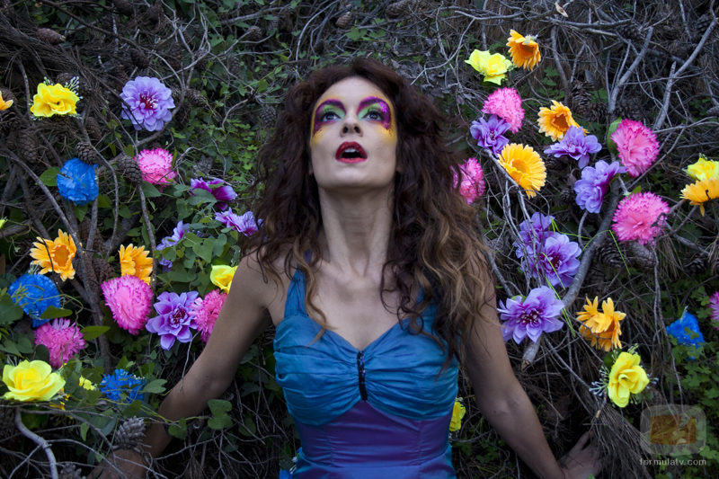 Geno entre flores de colores