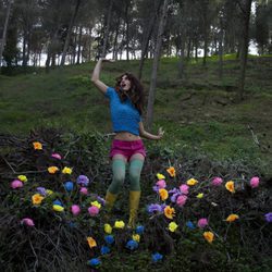 Geno baila entre flores de colores